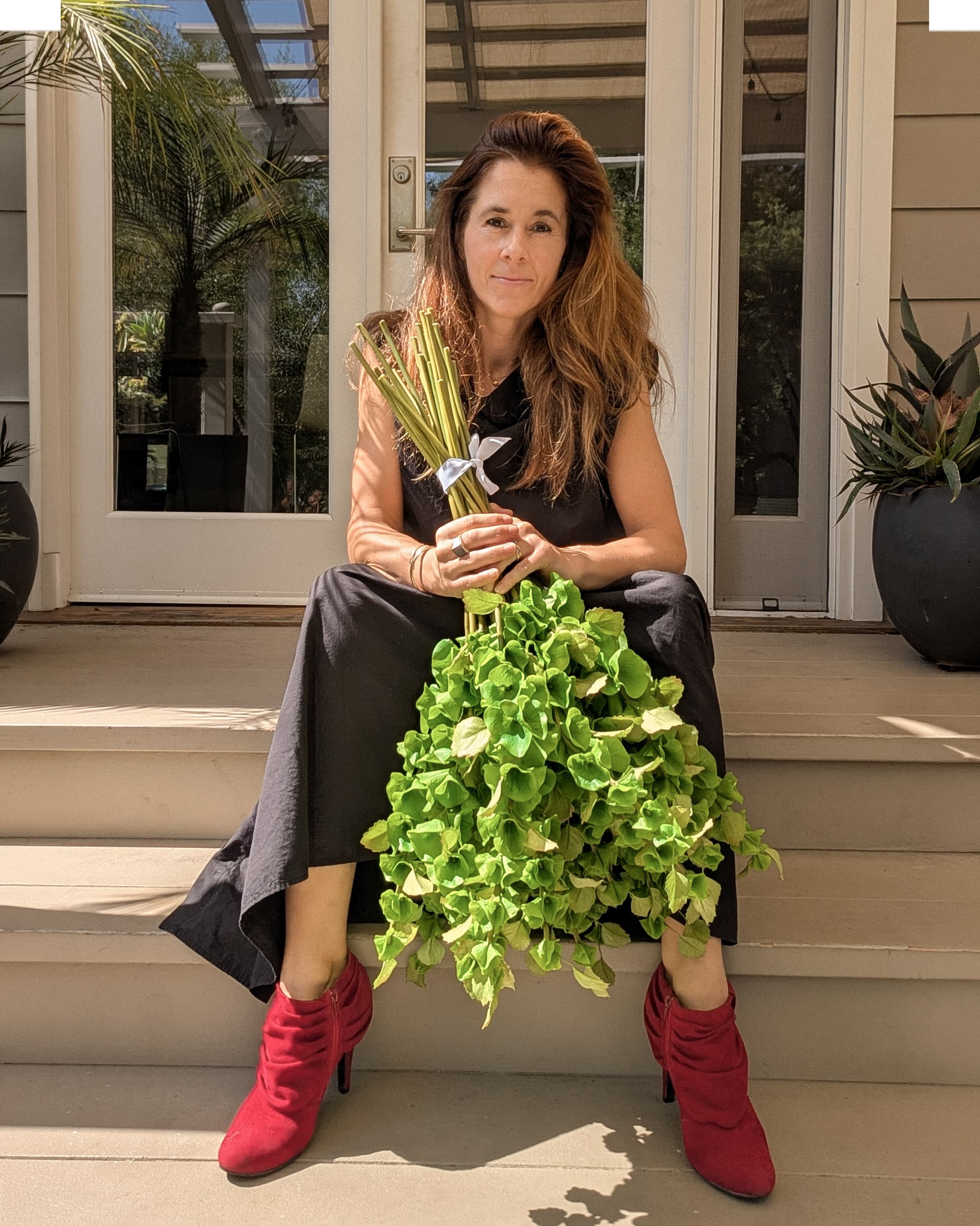 Portrait of the Atelier Bloem founder holding the Iris Bells bouquet